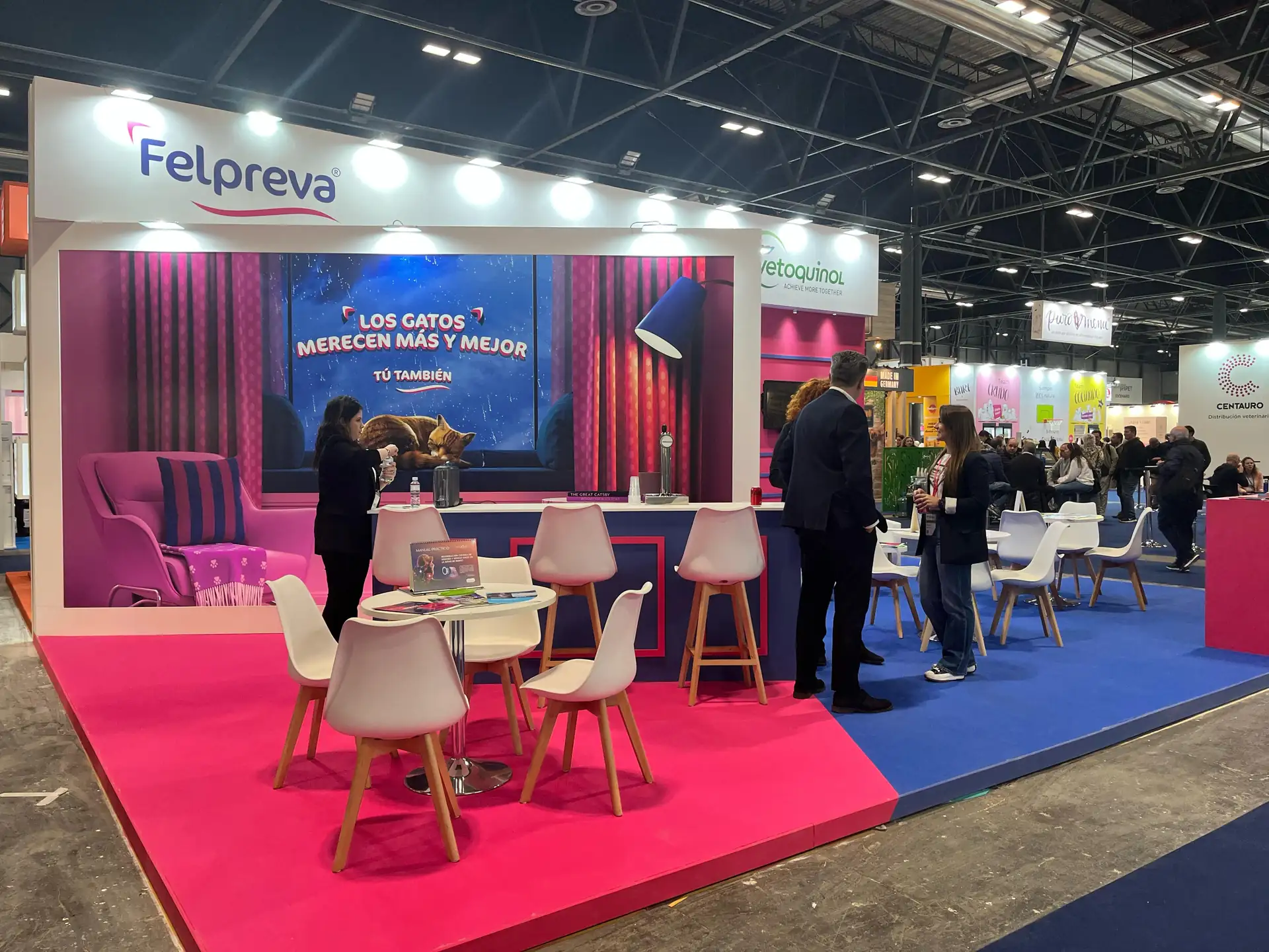 Stand de Felpreva con barra, grafismo de gran formato y zona de mesas en feria